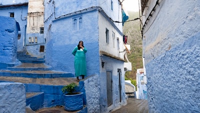 站在蓝色大楼旁边楼梯上的女人